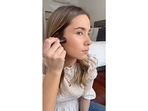 El iluminador en formato stick es muy práctico para añadir un extra de luz al rostro.