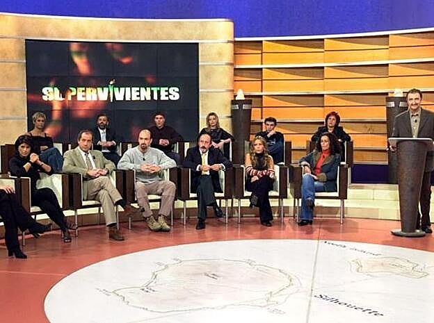 Paco Lobatón presentando 'Supervivientes' desde plató en su primera edición.