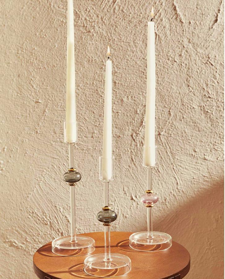 Tu salón deslumbrará con un candelabro de vidrio como este. Con espacio para colocar una vela, tiene un precio de 9,99 euros la unidad.