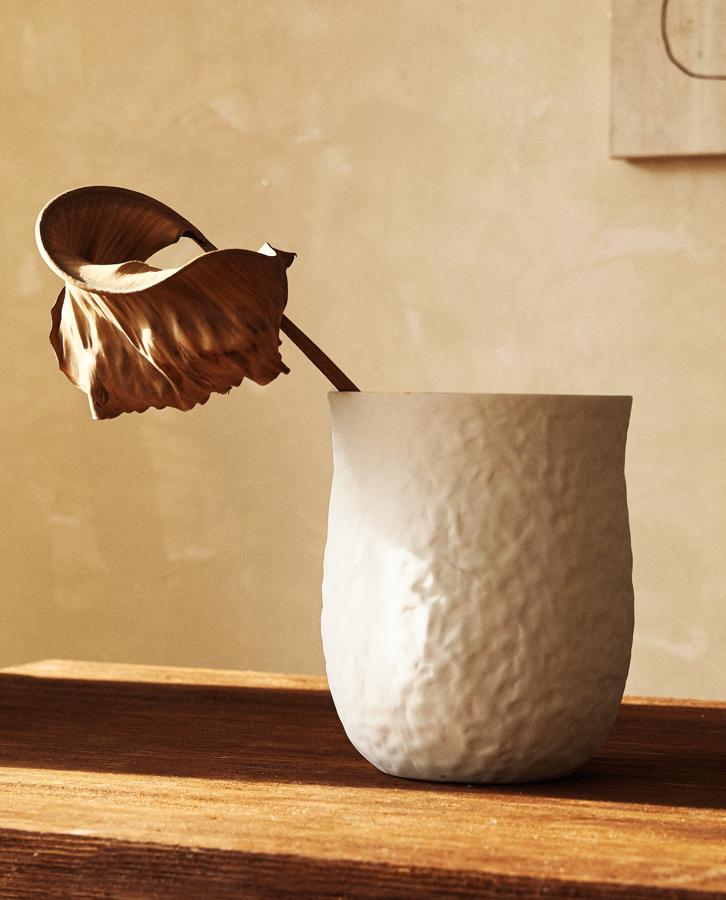 Este jarrón de cerámica (100% porcelana) en color blanco quedará perfecto en cualquier parte de tu hogar. Apto para contener agua, ha pasado de costar 39,99 euros a 29,99 euros.