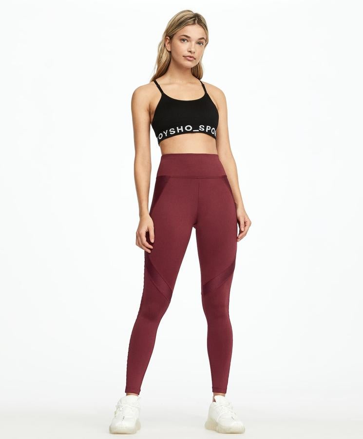 Estos leggings de Oysho con paneles transparentes en los laterales están disponible en color morado, negro o verde. Cuenta con bolsillo con cremallera en la parte trasera y su tejido permite el paso del aire y la humedad y tiene factor de protección solar. Tiene un precio de 25,99 euros.