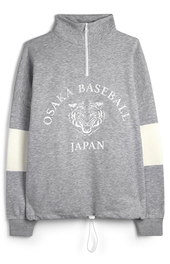 En Primark nos encontramos con esta sudadera de estilo universitario en color gris, con elástico en los puños y cremallera en la parte del pecho. Tiene un precio de 12 euros.