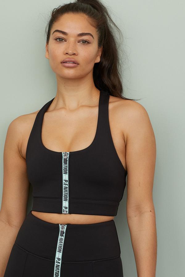 Sujetador de deporte con tejido de secado rápido y relleno extraíble que proporciona una buena sujeción. Cuenta con cremallera sellada delante y espalda olímpica. Es de H&M y tiene un precio de 24,99 euros.