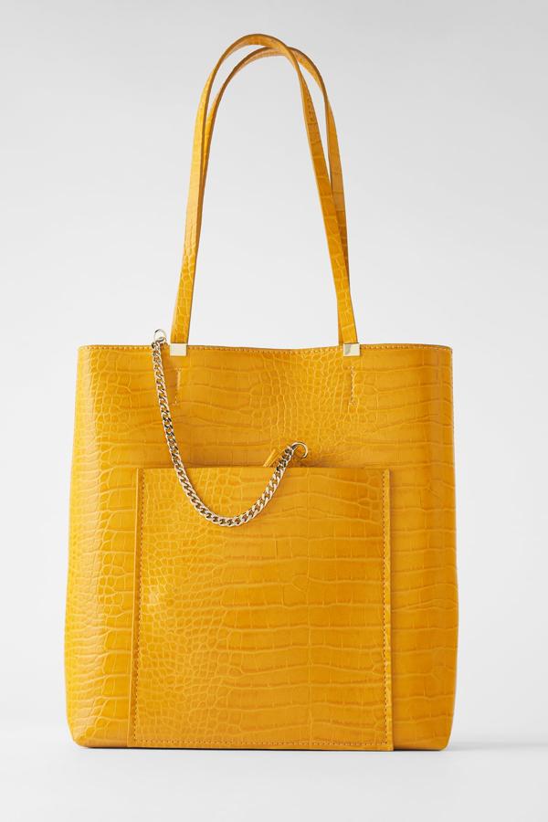 Este bolso de Zara con formato shopper en color mostaza y estampado animal, cuenta con cartera interior extraíble y tiene un precio de 9,99 euros. También está disponible en beige.