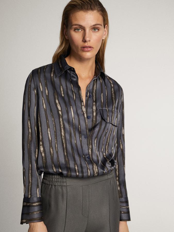 Esta camisa con estampado de rayas en tono azulado lleva semanas triunfando en Massimo Dutti y ahora está rebajadísima. De corte recto y cuello clásico, tiene un precio de 29,95 euros.