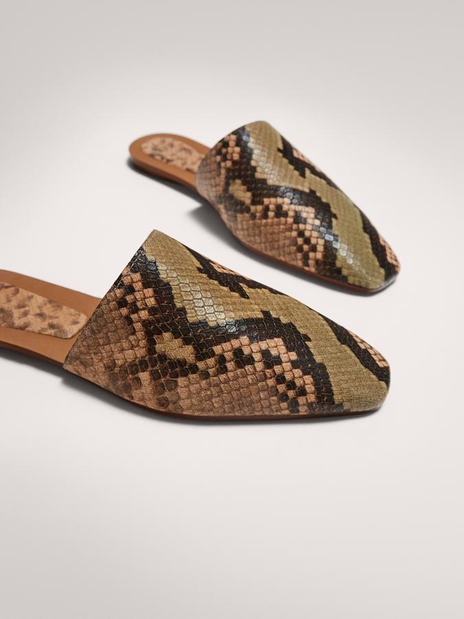 Este mulé plano con animal print se convertirá en uno de los básicos de tus looks. Es de Massimo Dutti y tiene un precio de 39,95 euros.