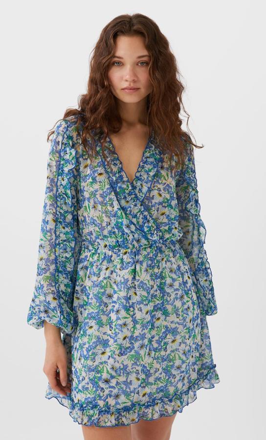Este floreado vestido en tonos azules con volante en el bajo está rebajado a la mitad de su precio. Es de Stradivarius y cuesta 12,99 euros.