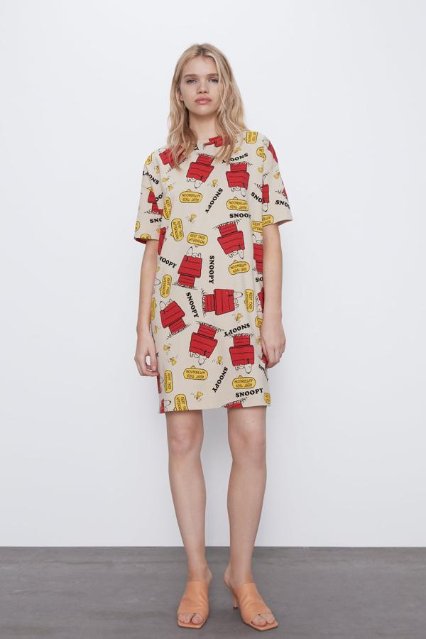 Zara nos propone este vestido corto de cuello redondo y manga corta con dibujo estampado de Snoopy. Tiene un precio de 9,99 euros.