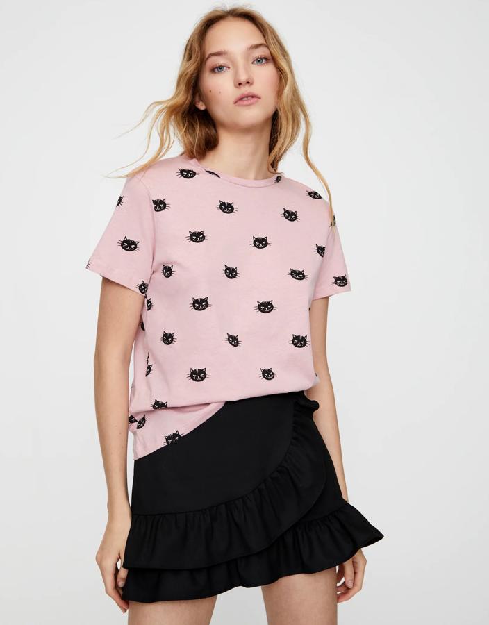 Con un precio genial, 5,99 euros, esta camiseta de manga corta en color rosa y estampado de gatitos, está confeccionada en 100% algodón.
