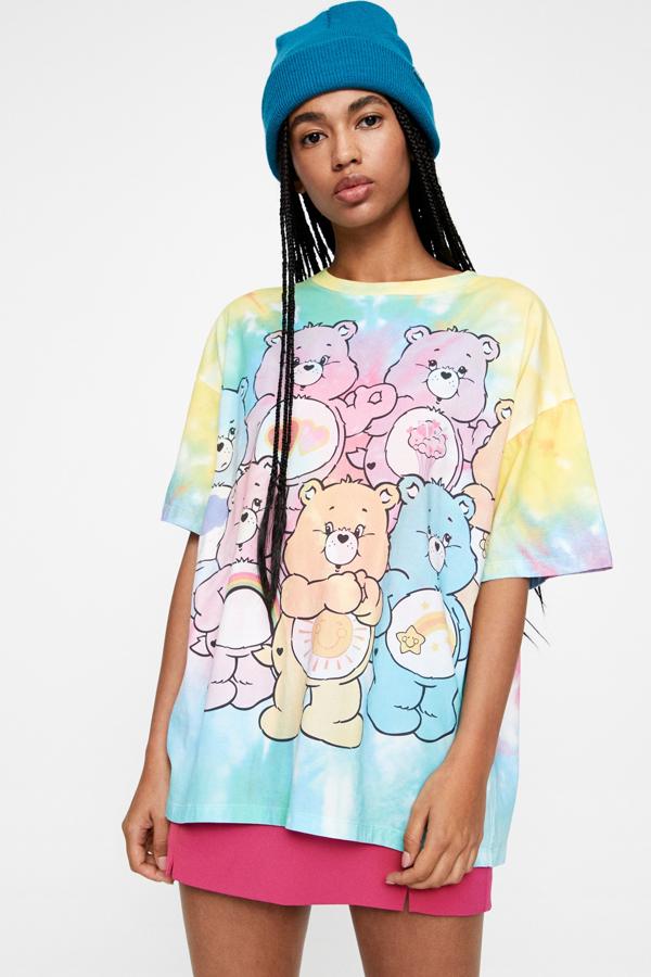 Para rememorar nuestra más tierna infancia llega esta camiseta con efecto tie-dye e ilustración de los Osos Amorosos. De manga corta y confeccionada en 100% algodón, tiene un precio de 15, 99 euros.
