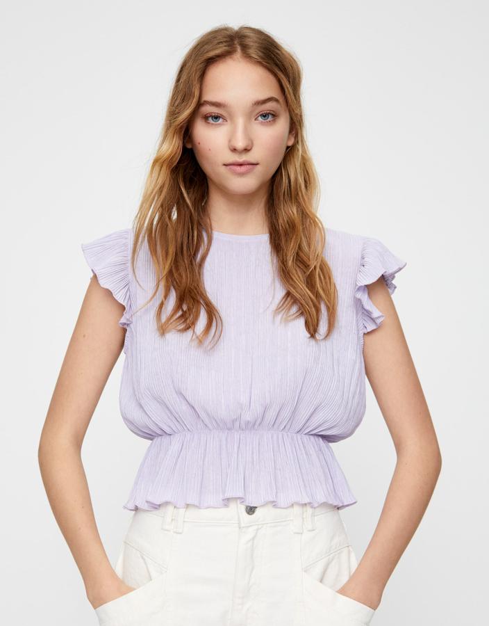 En color malva (también disponible en negro y amarillo), esta camiseta plisada con frunce en la cintura y detalle de volante en la manga cuesta 14,99 euros.