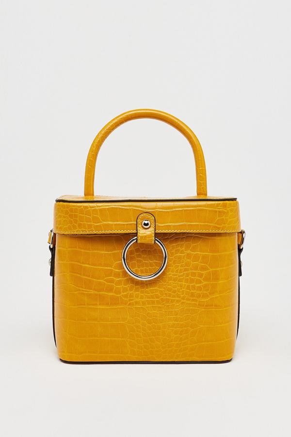 Este bolso bandolera con efecto coco en color amarillo y forma de cofre cuenta con cierre metalizado y asa al hombro. Tiene un precio de 11.85 euros.