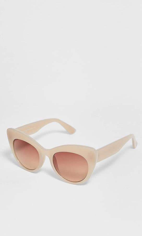 Las gafas de sol son uno de los complementos estrella de esta temporada, y Stradivarius nos propone estas en color crudo, que cuestan 6,49 euros.