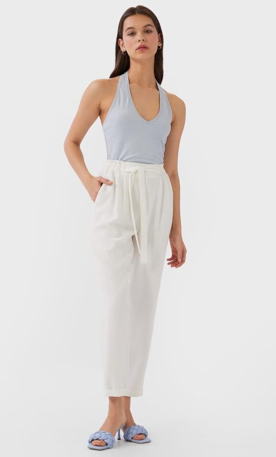 Si hablamos de imprescindibles, en tu armario no puede faltar un pantalón baggy como este, en color crudo con cinturón a juego. Tiene un precio de 8,99 euros, y está disponible desde la talla XS a la XL.