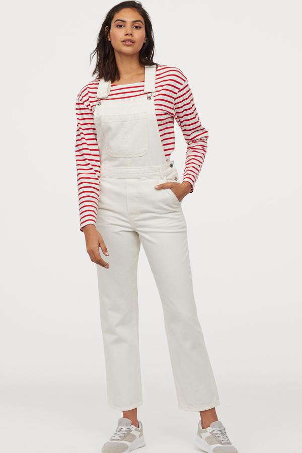 En cuestión de petos, H&M nos propone este denim en color crema con tirantes ajustables con hebilla metálica y bolsillo superior. Tiene un precio de 39,99 euros.