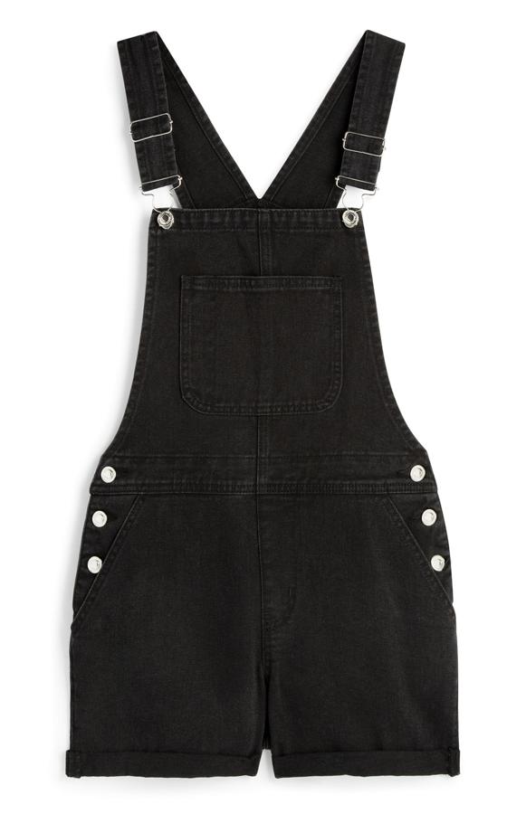 Primark apuesta también por los petos, en su caso, este corto de tenido vaquero negro con tirantes ajustables con hebilla metálica. Tiene un precio de 15 euros.