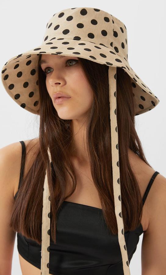 Si eres de las que los sombreros se convierten en tus mejores aliados cuando el sol aprieta, este en crudo con topos negros, es perfecto. Tiene un precio de 6,49 euros.