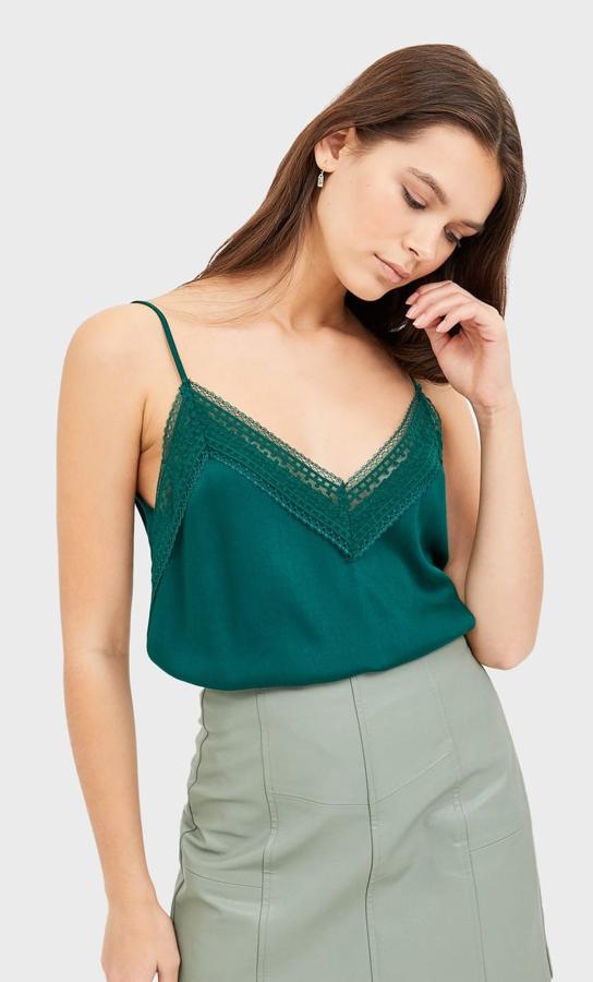 Un top lencero como este en color verde (también está disponible en otros colores) se convertirá en tu mejor aliado para tus looks de verano. Tiene un precio de 9,09 euros.
