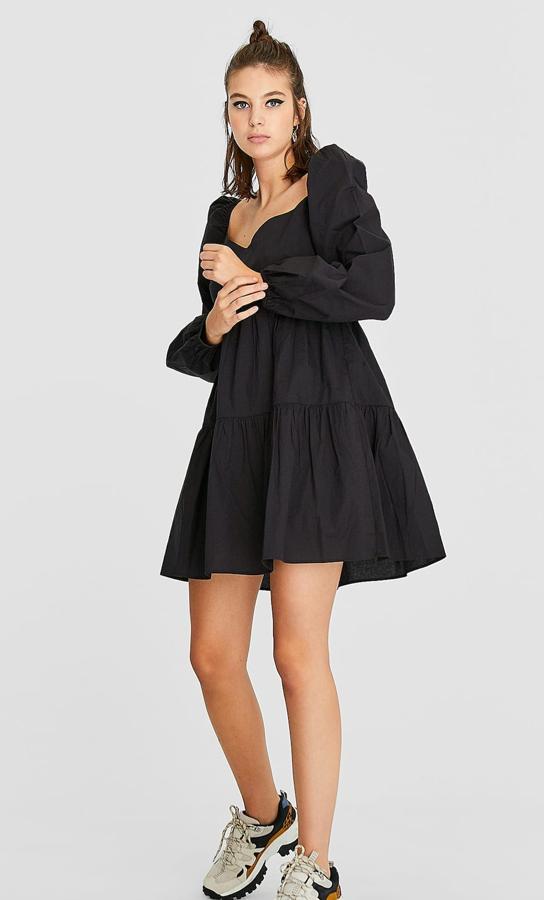 Un vestido negro no puede faltar ninguna temporada. Stradivarius nos propone este de corte mini, con cuello de pico y volumen en la manga. Tiene un precio de 12,99 euros.
