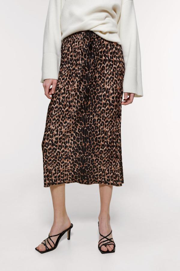 Estampado de leopardo para esta falda midi de Zara con cintura elástica y plisada. Tiene un precio de 19,95 euros y está disponible en las tallas S, M y L.
