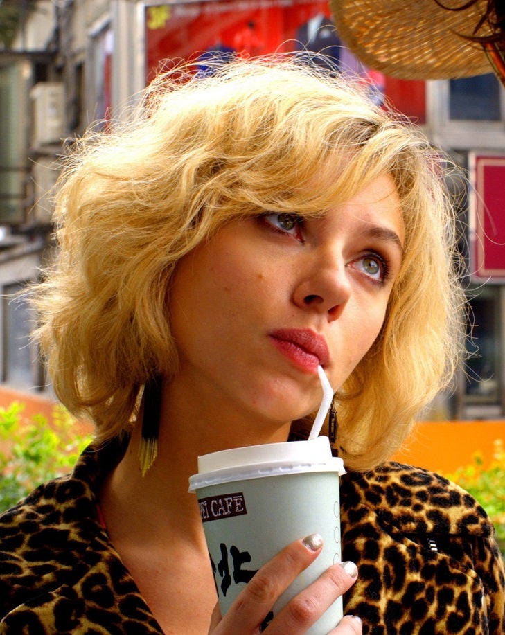 Los superpoderes de Scarlett Johansson en 'Lucy' (2014) no cautivaron a la crítica ni a los espectadores, pero rescatar su melena ondulada a capas al más puro estilo Kim Basinger en '9 semanas y media' ha merecido la pena. ¿Será este tu próximo cambio de look?