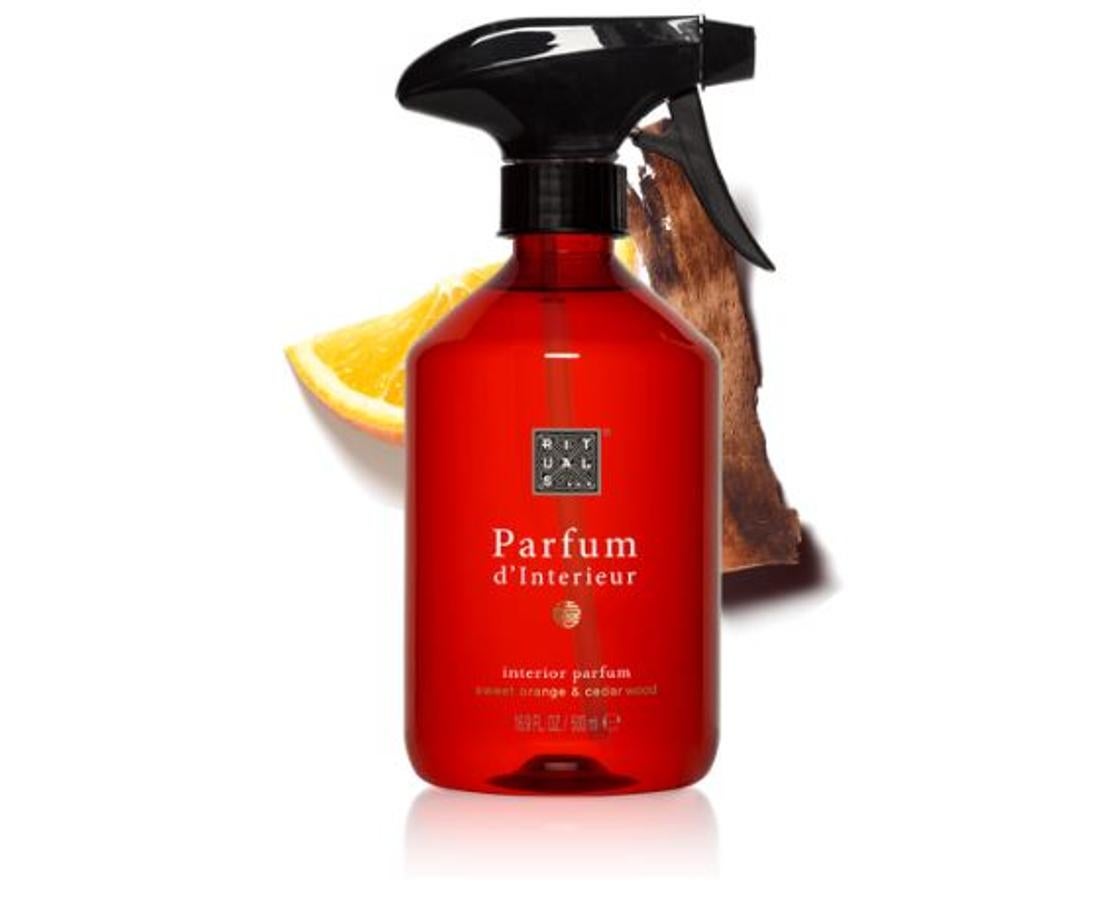 No todo el mundo puede conciliar el sueño con las brumas para almohada. Para algunos, yo incluida, el olor es demasiado fuerte y genera el efecto contrario. Lo que no quiere decir que la aromaterapia no pueda ayudarte de igual forma a tener un mejor descanso. Los sprays de hogar suaves pueden convertirse en tus aliados: antes de hacer tu rutina facila de noche y de cepillarte los dientes, abre la cama y rocía por la habitación tres o cuatro pulverizaciones de tu esencia favortia, así el olor estará más difuso por la habitación y no concretamente en la almohada. En la foto, The Ritual of Happy Buddha, (25,90 euros), un cóctel de naranja dulce y madera de cedro muy relajante.