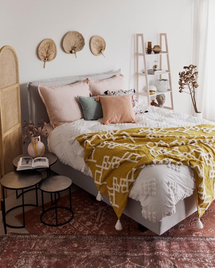 Si las alfombras son importantes, las mantas, mucho más. Son la guinda del pastel de cualquier dormitorio que se precie. Si te gustan los motivos tribales, te encantará el modelo Tikki de Westwing en color mostaza.