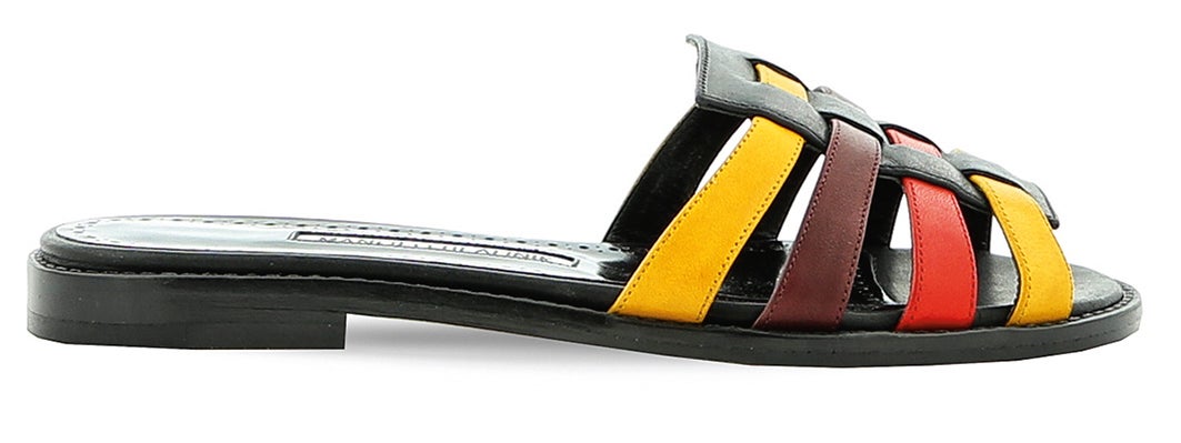 Sandalia con tiras de cuero, de Manolo Blahnik (745 €).