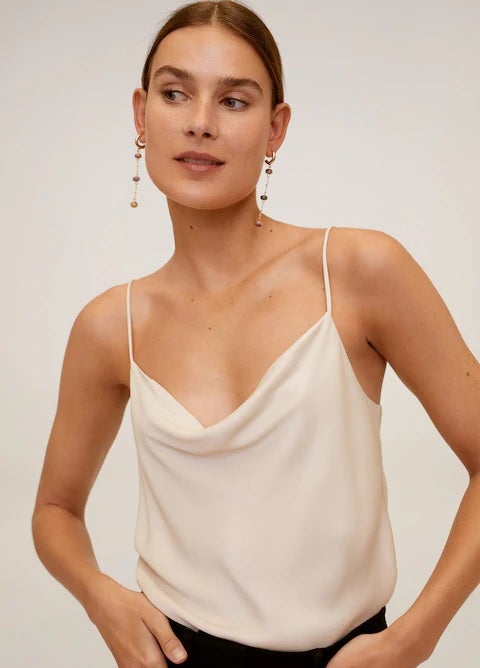 Un estilo elegante con aire noventero lo conseguirás gracias a este top lencero de tejido satinado y escote drapeado que tantas veces han llevado Jennifer Aniston o Sarah Jessica Parker en los 90. Este es de Mango y cuesta 19,99 euros.