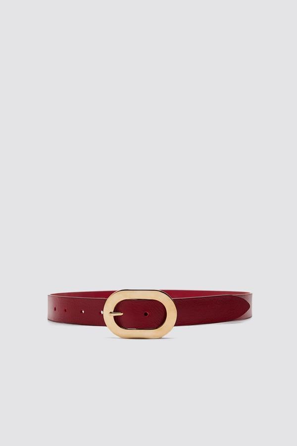 En piel de color rojo, con hebilla dorada ovalada, este bonito cinturón pertenece al catálogo de Zara y tiene un precio de 19,95 euros. Está disponible en las tallas 80, 85 y 90.