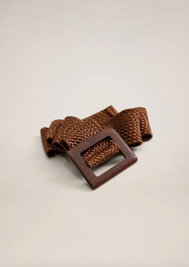 Entre nuestros favoritos está esta propuesta de Mango con tejido de punto trenzado y hebilla de madera. En color marrón, cuesta 15,99 euros y está disponible en las tallas S y M.