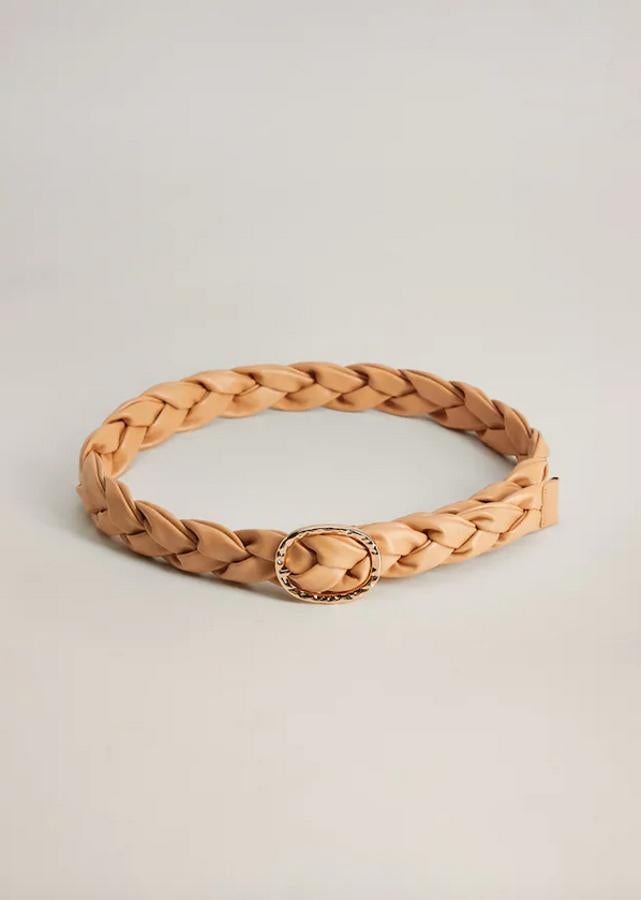 Con diseño trenzado en beige y hebilla metálica dorada, este cinturón de Mango es ideal para poner una nota de color en tus looks blancos. Cuesta 15,99 euros y está disponible en las tallas S y M.