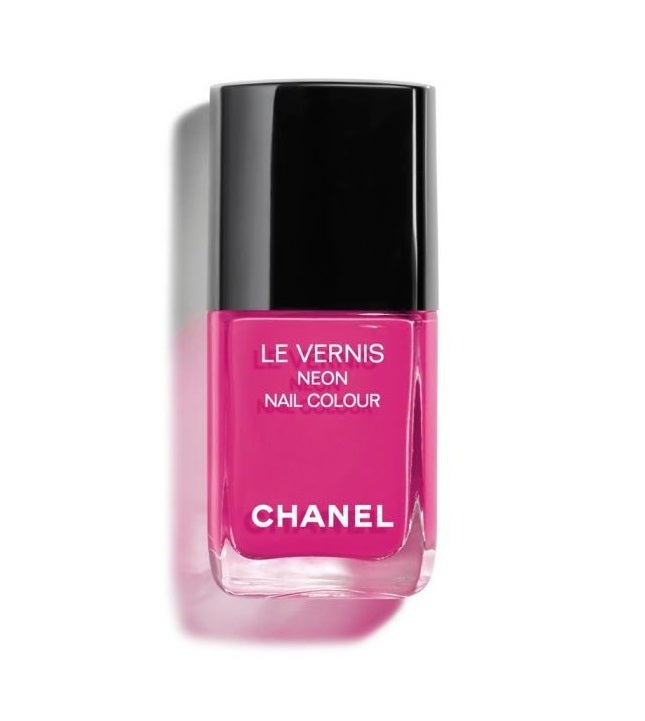 Los tonos neón también se cuelan en nuestras manicuras de verano para las más atrevidas y esta versión rosa de Chanel es ideal. (27 euros).