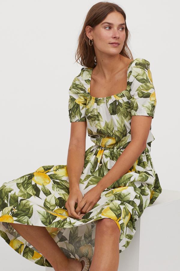 Falda mini con estampado de limones, con cinturilla alta y vuelo, de la colección de verano de H&M (29,99 euros).