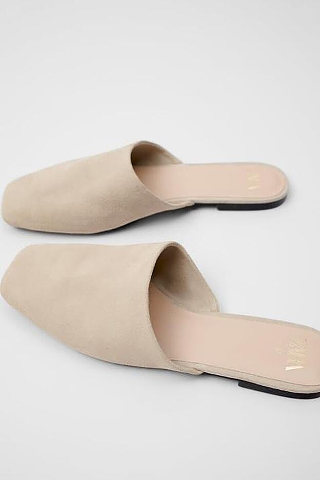 Mule plana serraje con punta cuadrado de Zara. (29,95 euros).