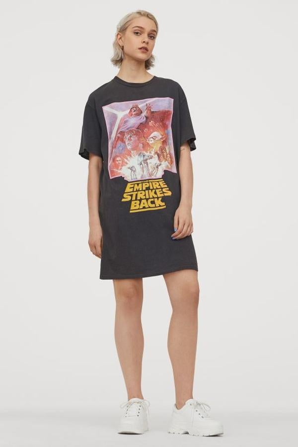 Entre las pocas propuestas que hemos encontrado estampadas, está este vestido camiseta corto en punto de algodón con una imagen retro de Star Wars. Con cuello redondo y hombros caídos, cuesta 19,99 euros y está disponible únicamente en la talla L. Y quedan pocos artículos.