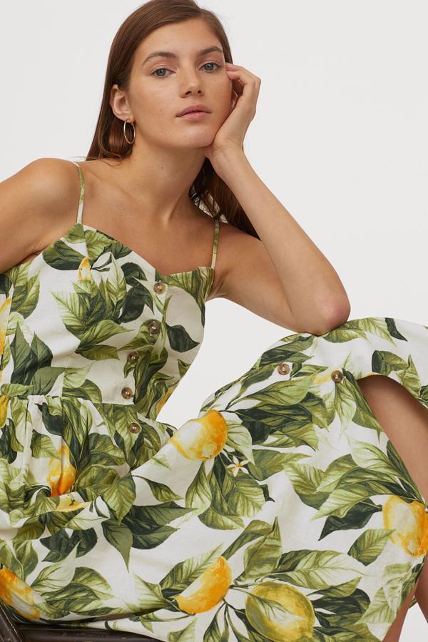 Vestido de tirantes con estampado de limones, de la colección de verano de HYM (29,99 euros). Este es uno de los que ya se han agotado en la web d ela firma sueca.