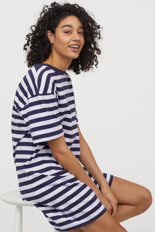 Con estilo marinero y rayas anchas, este vestido camiseta corto de H&M está confeccionado en punto de algodón grueso. Cuesta 14,99 euros y está disponible entre las tallas XS y XXL, aunque se está agotando en las dos últimas.