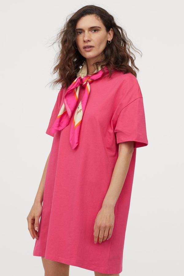 Una de las propuestas más coloridas de esta selección es este vestido camiseta de H&M en color cereza. Confeccionado en punto de algodón grueso, este modelo recto con cuello redondo ribeteado en canalé cuesta 14,99 euros y está disponible entre las tallas XS y XL, aunque la última se está agotando.