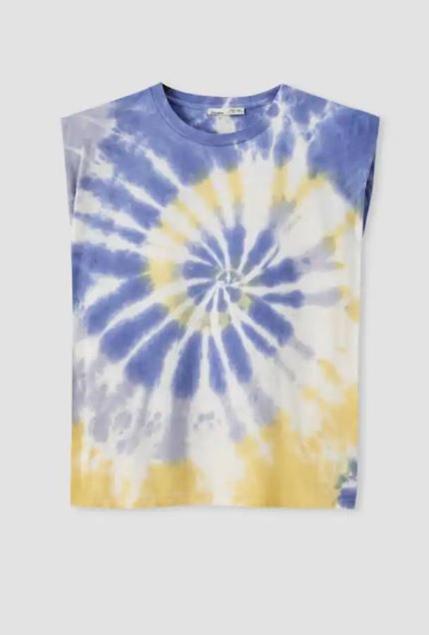 Camiseta sin mangas y con hombreras de Pull&Bear (15,99 euros).