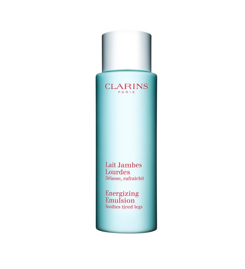 Los aceites esenciales y extractos naturales de plantas no solo hidratan, dejan la piel flexible y suave, sino que también relajan, alivian, refrescan y aportan una sensación de ligereza a las piernas cansadas. Su textura ultraligera permite aplicarla en cualquier momento del día, incluso sobre las medias.  Lait Jambes Lourdes de Clarins  (39,50 €).