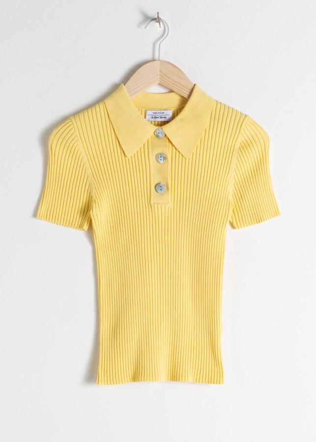 Top de punto tipo polo, con cuello y botones de nácar, de & Other Stories (59 euros).