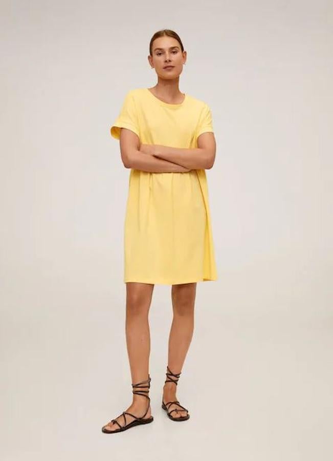 Vestido amarillo tipo camiseta en tejido de algodón, de Mango (12,99 euros).