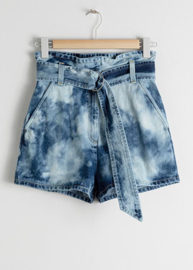 Short vaquero con cinturón de &Other Stories (59 euros).