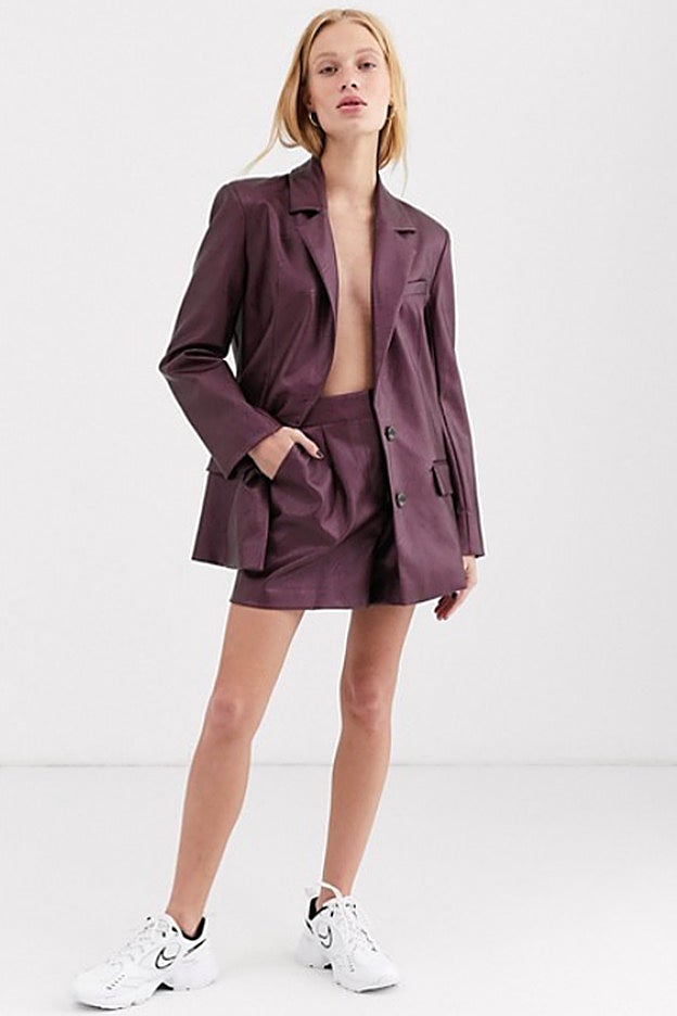 Shorts con tiro alto y pinzas, confeccionados en piel sintética.