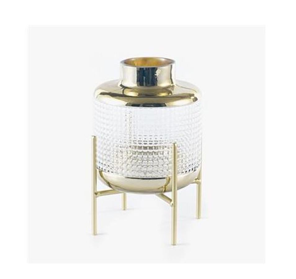 Jarrón de cristal con detalles dorados de A loja do gato preto, (17,95 euros).