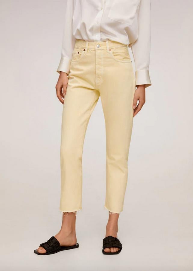 En amarillo pastel, con diseño recto y bajos cropped, este vaquero en tejido de algodón sostenible es de Mango y tiene un precio de 29,99 euros. Están disponibles entre las tallas 32 y 42.