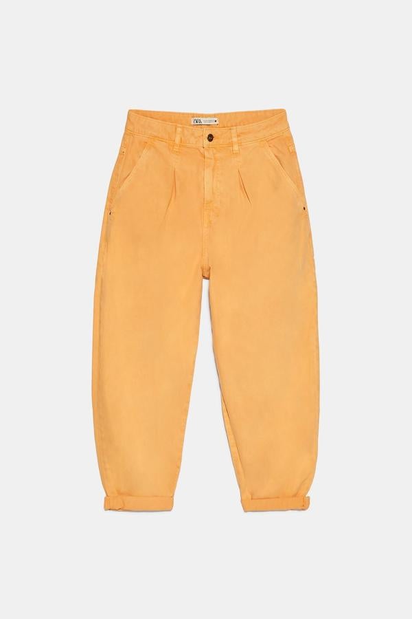 Estos vaqueros de Zara en color mandarina pertenecen a la colección sostenible de Inditex, Join Life, al estar confeccionados con algodón orgánico. Con tiro alto y pliegues en delantero, cuestan 25,95 euros y están disponibles en las tallas 32 y 44.