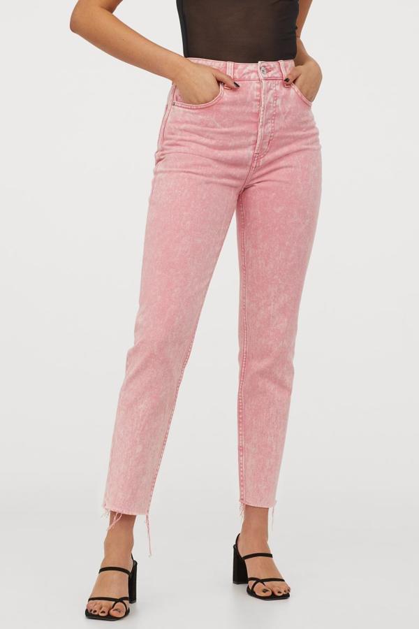 En un precioso rosa desgastado, H&M ha lanzado estos vaqueros en un modelo de talle extraalto con perneras ligeramente pitillo y bajos sin rematar. Cuestan 24,99 euros y están disponibles entre las tallas 36 y 42, aunque quedan pocos artículos en todas ellas.