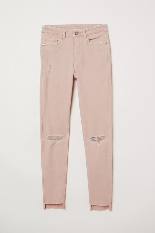 Otra de las propuestas de H&M son estos jeans en rosa vintage con detalles maxidesgastados y denim elástico. En diseño skinny, costaban 24,99 euros y ahora podemos comprarlos por 13,99 euros, pero solo están disponibles en la talla 42, y se están agotando.